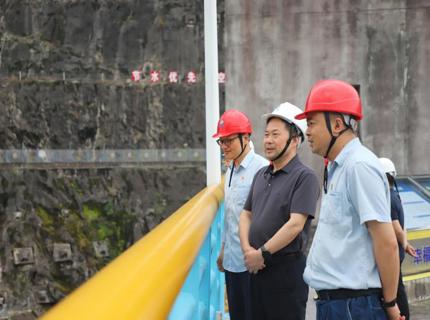 省水文水资源勘测中心调研领导皂市水库防汛工作